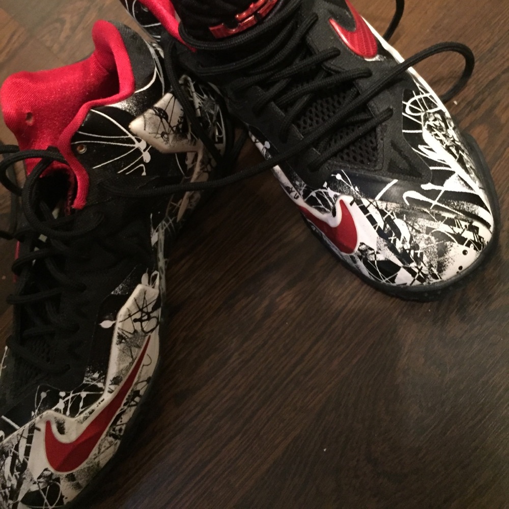 Size 5.5y black, white & red Nike